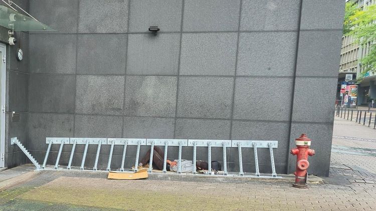 wdr-ein-kaufhaus-hat-gitter-angebracht-um-obdachlose-fernzuhalten-100.jpg