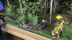 swr-in-zimmern-ob-rottweil-ist-ein-auto-mit-fuenf-insassen-einen-steilhang-hinunter-gestuerzt-unter-anderem-war-die-feuerwehr-und-die-bergwacht-im-einsatz-100.jpg