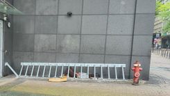 wdr-ein-kaufhaus-hat-gitter-angebracht-um-obdachlose-fernzuhalten-100.jpg