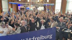 swr-in-der-aula-der-universitaet-freiburg-brach-direkt-nach-der-verkuendung-grosser-jubel-aus-die-universitaet-freiburg-ist-wieder-eine-exzellenz-uni-100.jpg