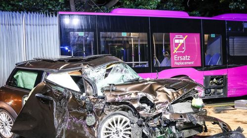 wdr-zerstoerter-kleinwagen-nach-unfall-in-witten-100.jpg
