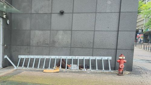 wdr-ein-kaufhaus-hat-gitter-angebracht-um-obdachlose-fernzuhalten-100.jpg